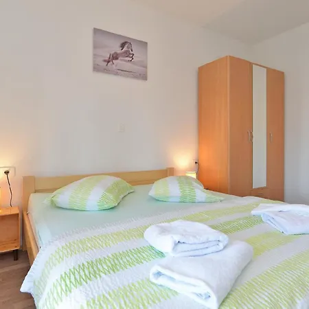 Apartment Ferienwohnung Fuer 5 Personen Ca 46 Qm In Sijana, Istrien Istrische Riviera *